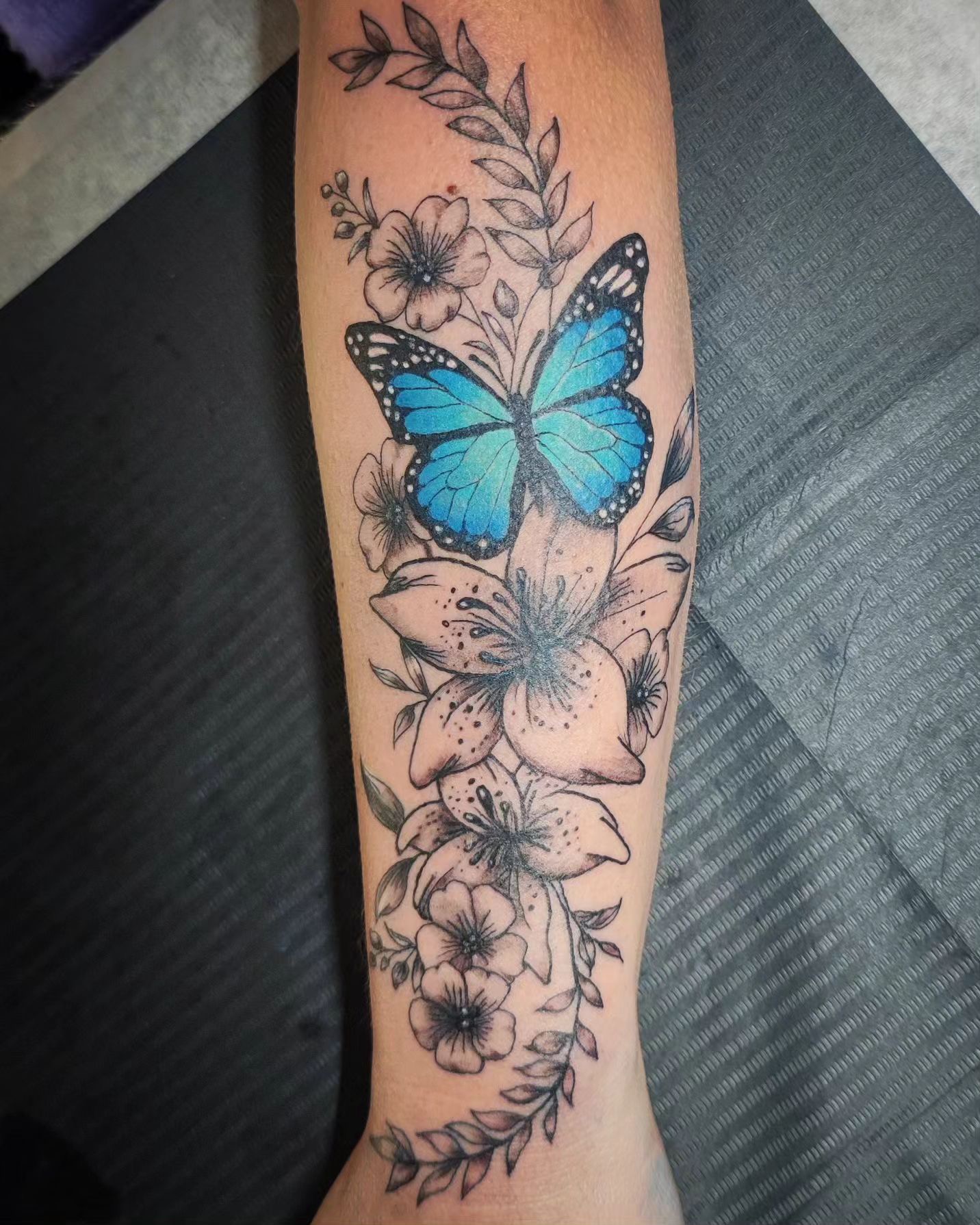 Blauwe vlinder met bloemen